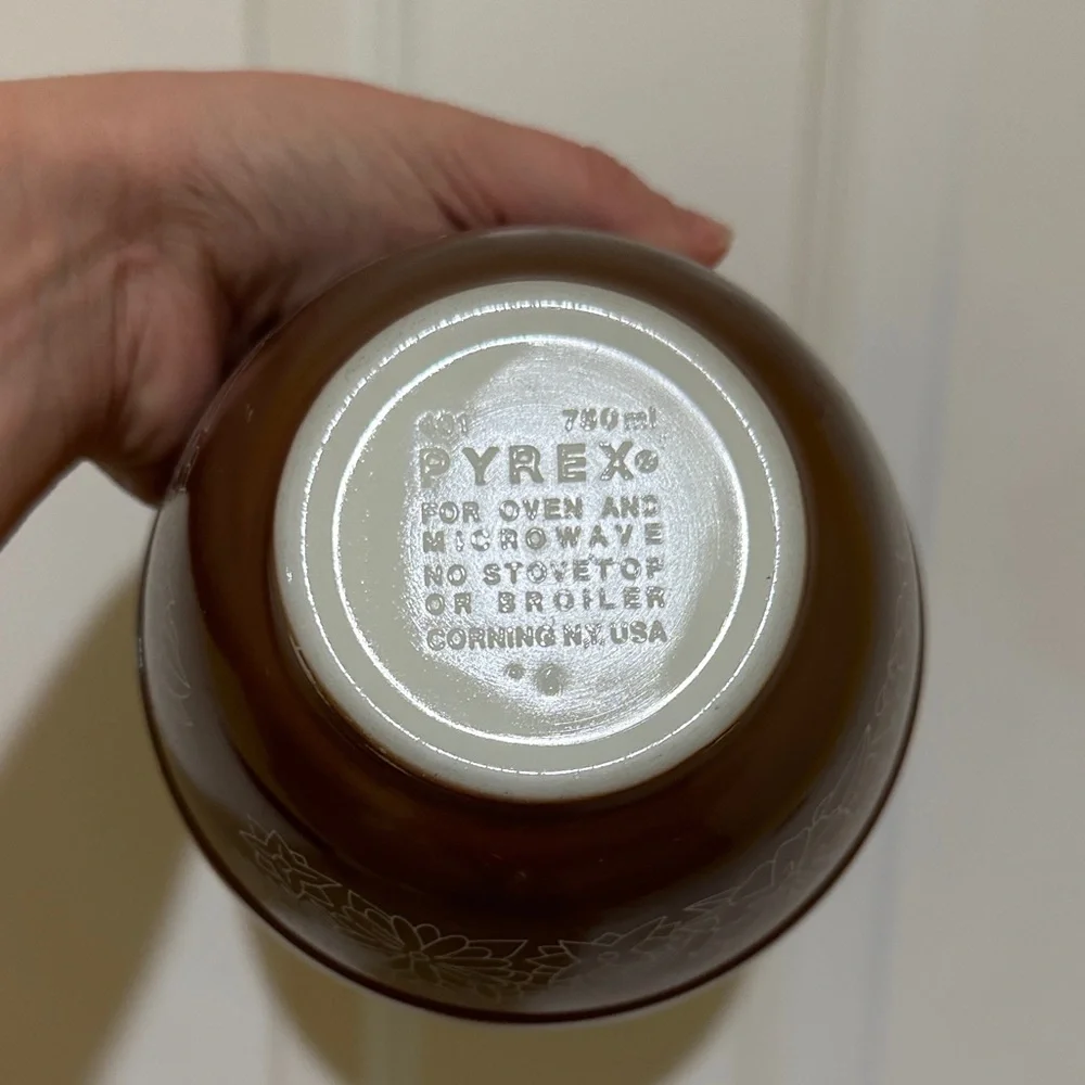 Pyrex 401 Woodland Brown Mixing Bowl with Floral Design - Picture 2 of 6